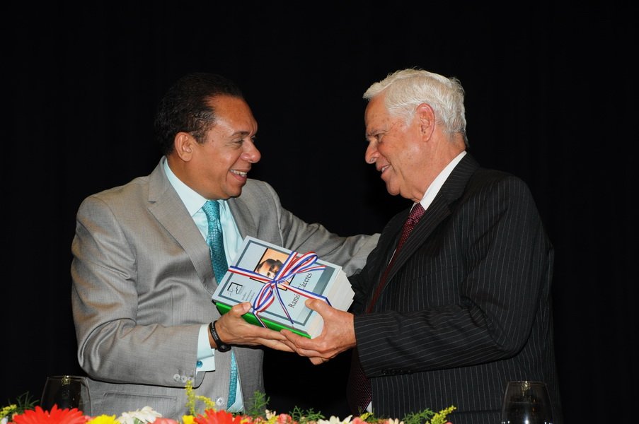 Entrega simbolica de libros a Don Mario Caceres